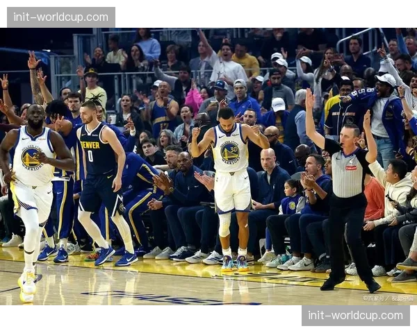 NBA常规赛:勇士加时憾负掘金,库里空砍45分。 NBA常规赛:勇士加时憾负掘金,库里空砍45分。