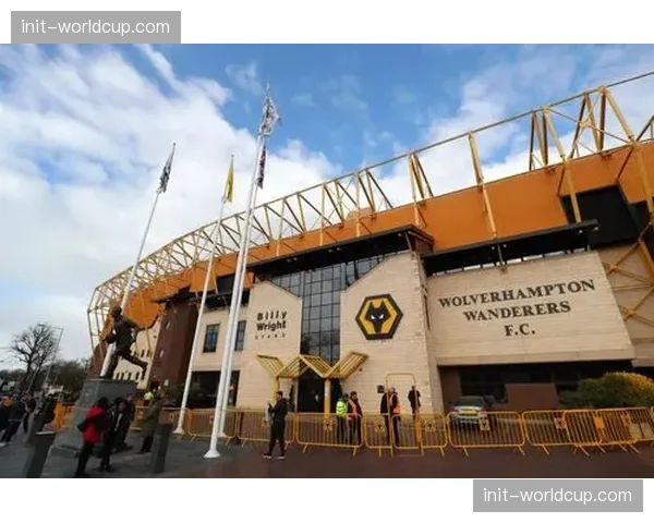 报道:狼队主场莫利纽克斯球场完成草皮更换,以迎接赛季末关键赛程 报道:狼队主场莫利纽克斯球场完成草皮更换,以迎接赛季末关键赛程