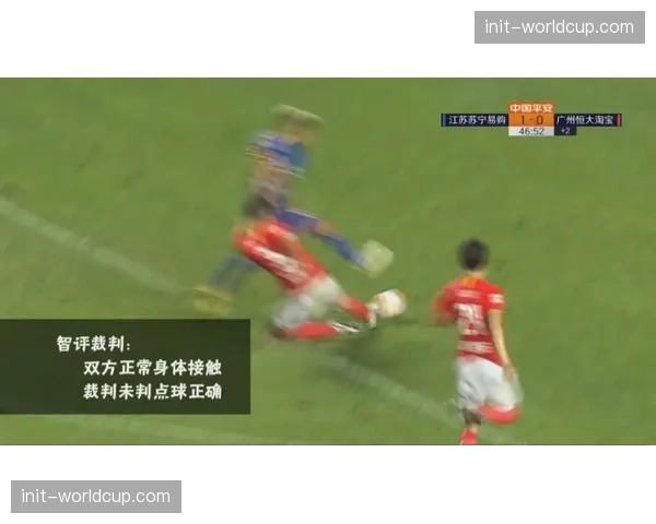 “特写:角旗区维拉球员拖延时间引发冲突,裁判出示三张黄牌” “特写:角旗区维拉球员拖延时间引发冲突,裁判出示三张黄牌”