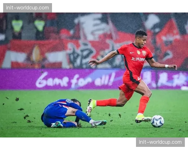 上海德比雨中激战，申花1-0小胜海港，拉唐头球制胜